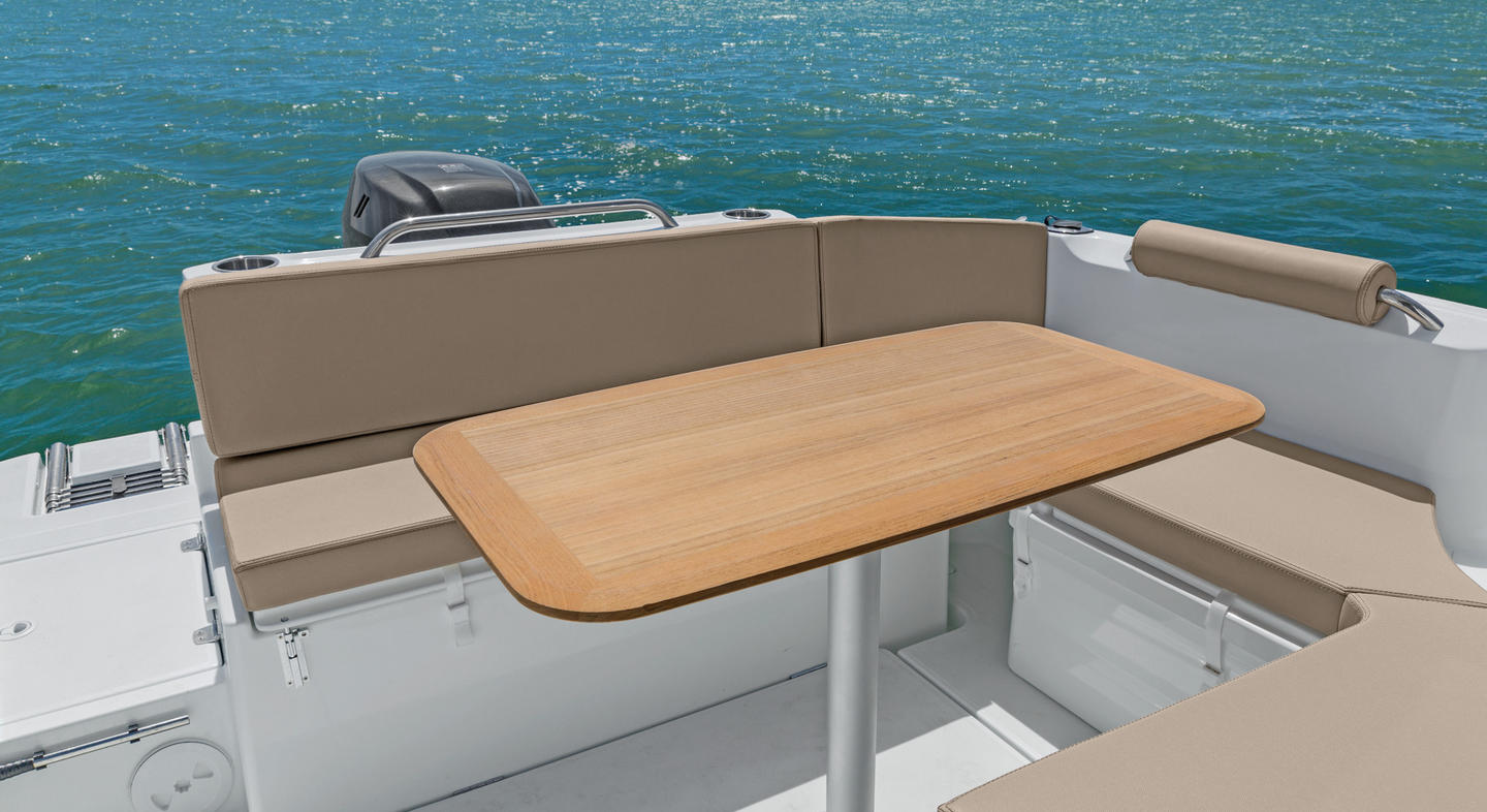 Antares 7 OB arrière du bateau il y a un accès à la mer par une échelle escamotable. Il y a aussi des banquettes en U avec une table au centre propice aux moments de détente au soleil.