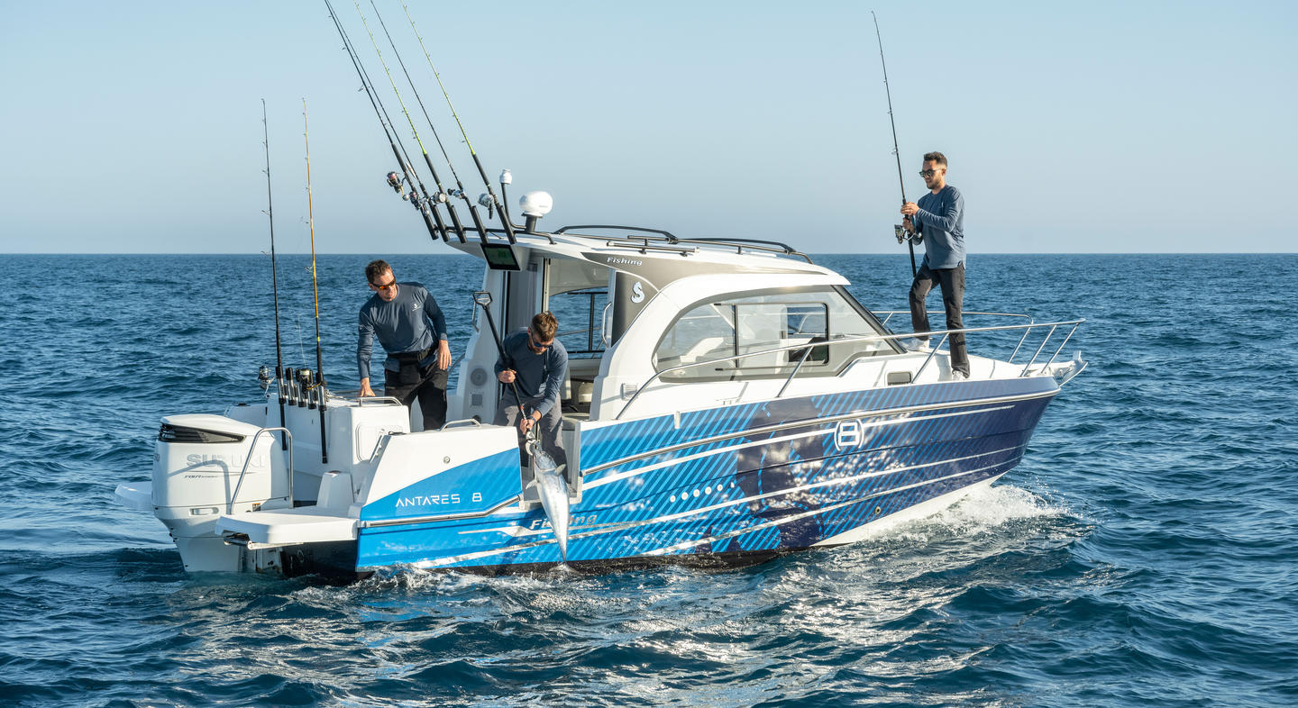 Antares 8 OB version Fishing avec 3 pêcheurs à son bord.
