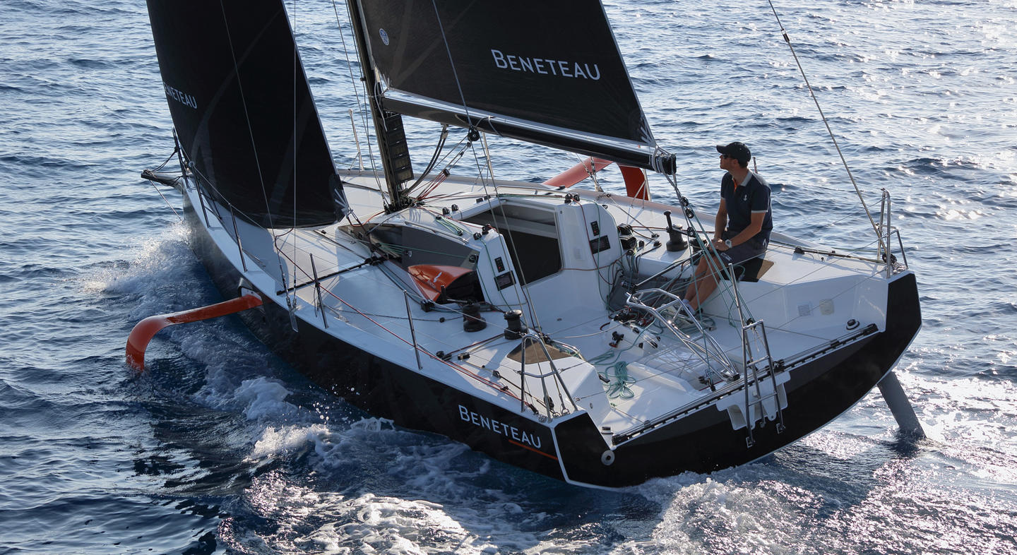 Le figaro beneteau 3 qui navigue en mer On voit le côté gauche du bateau