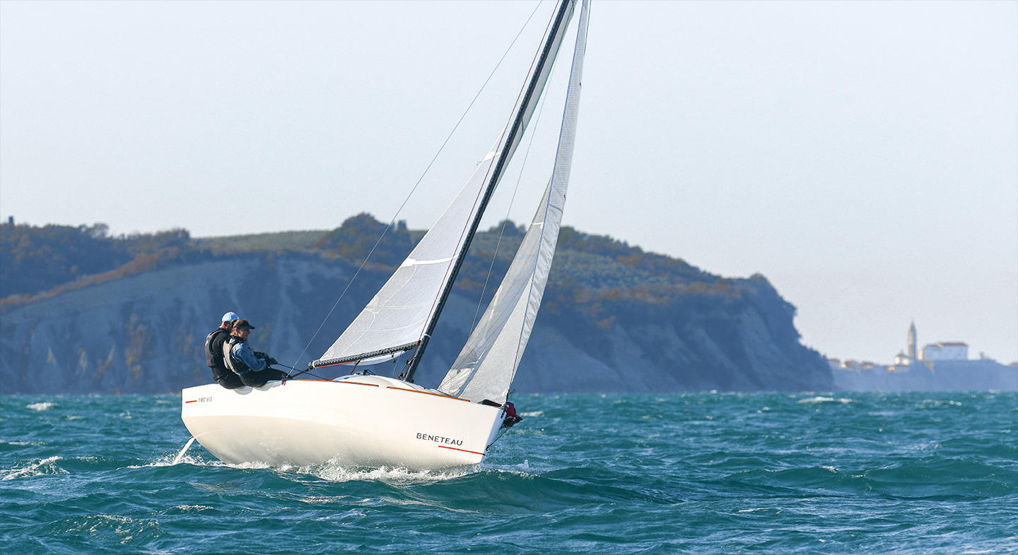 Bateau First 18 SE naviguant avec 2 personne à son bord.