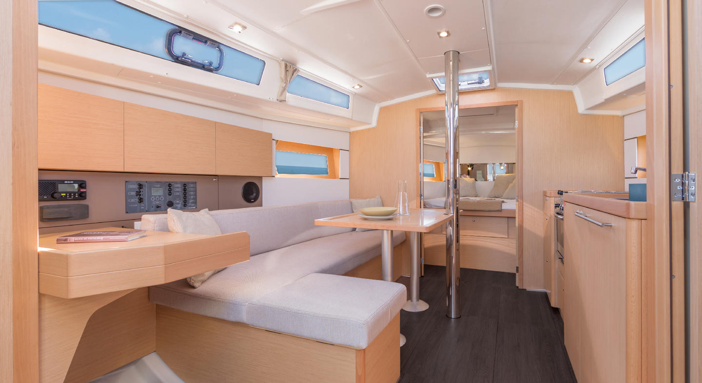 Oceanis 38.1 photo de l'intérieur avec cuisine et espace de vie.