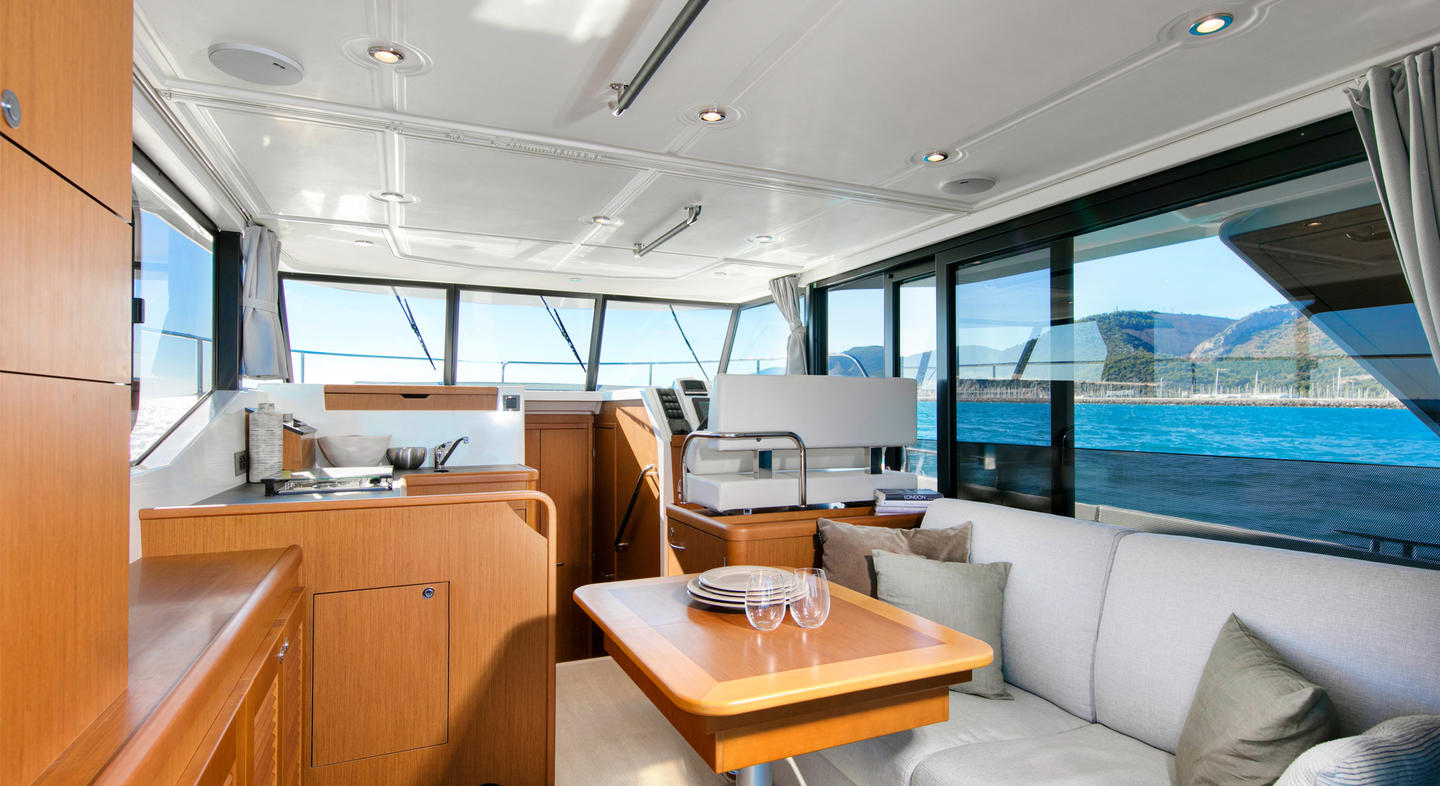 Aperçu de l'intérieur du Swift Trawler 35. Il y a de nombreux espaces de rangements, une cuisine et un canapé convertible. Tout cela assure un confort à bord. Munie de vitres sur tout les côtés, ce modèle permet d'avoir une vision panoramique.