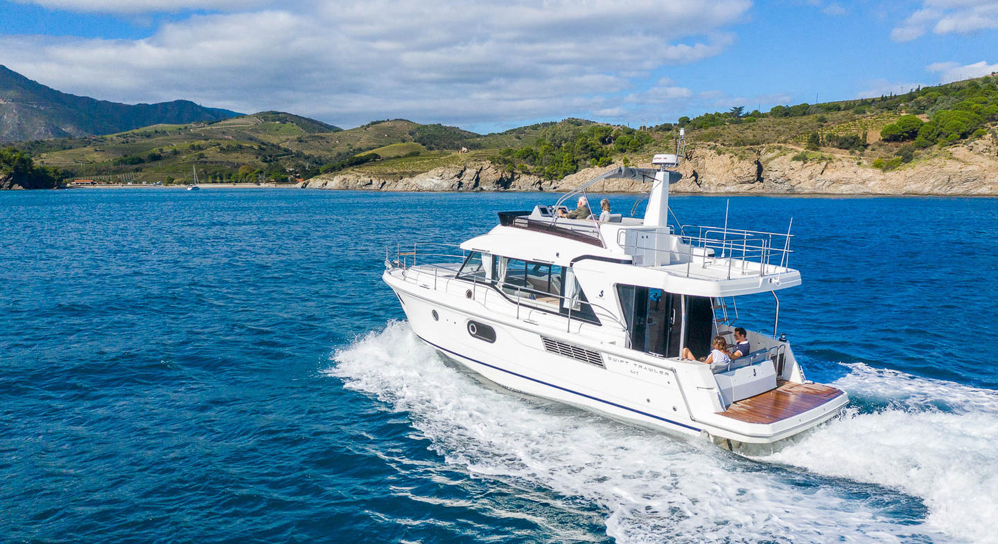 Swift Trawler 41 Fly qui navigue près d'une côte. 