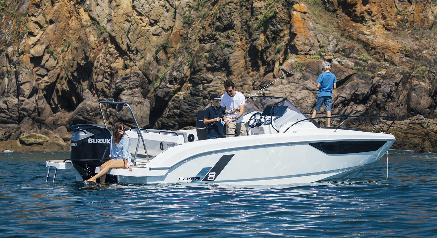 Photo du Flyer 8 SUNdeck au mouillage. Des gens pêche et profite du soleil.